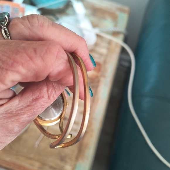 3 watches prob just needs batteries  Kim Rogers,Ann Kline, Waltham.2 stones out - Picture 3 of 10